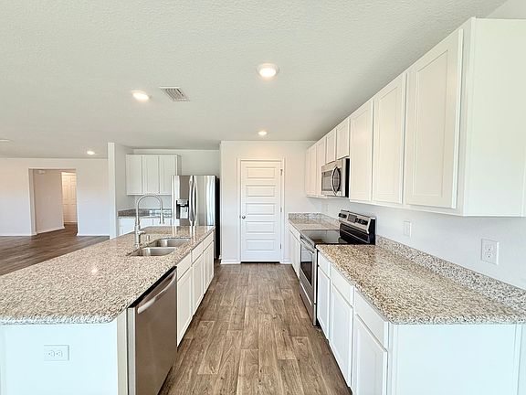 4th image of 5529 Guinevere Ln