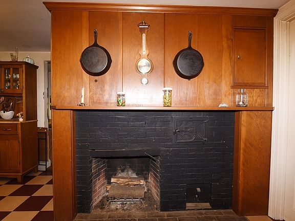 4th image of 696 Summer St