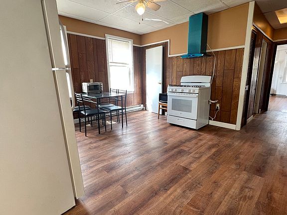 3rd image of 131 Florence St Floor 2