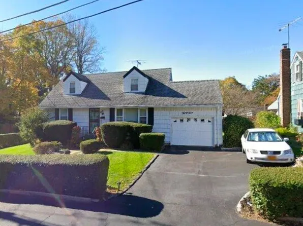 33 Titus Road, Glen Cove, NY 11542