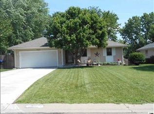 6742 SW Swonthold Rd, Topeka, KS 66614