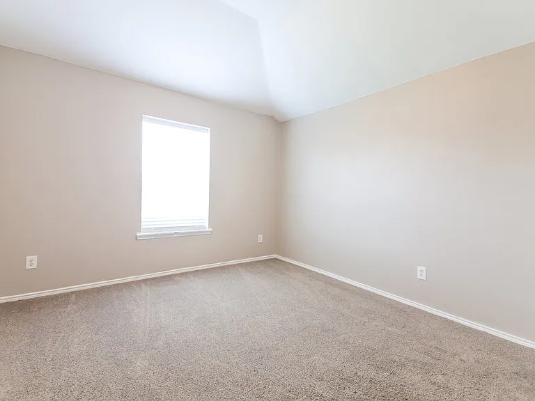 1107 Caroline Dr — Photo 15