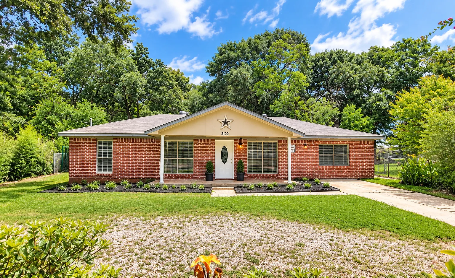 2100 Hill Top Ct — Photo 1