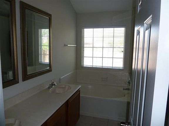 5th image of 132 Woodcreek Dr