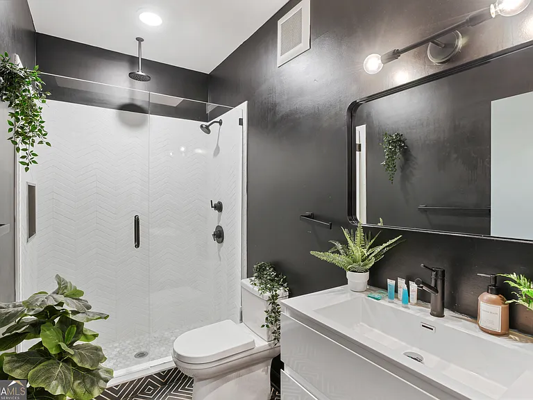 208 12th St NE #202 — Photo 9