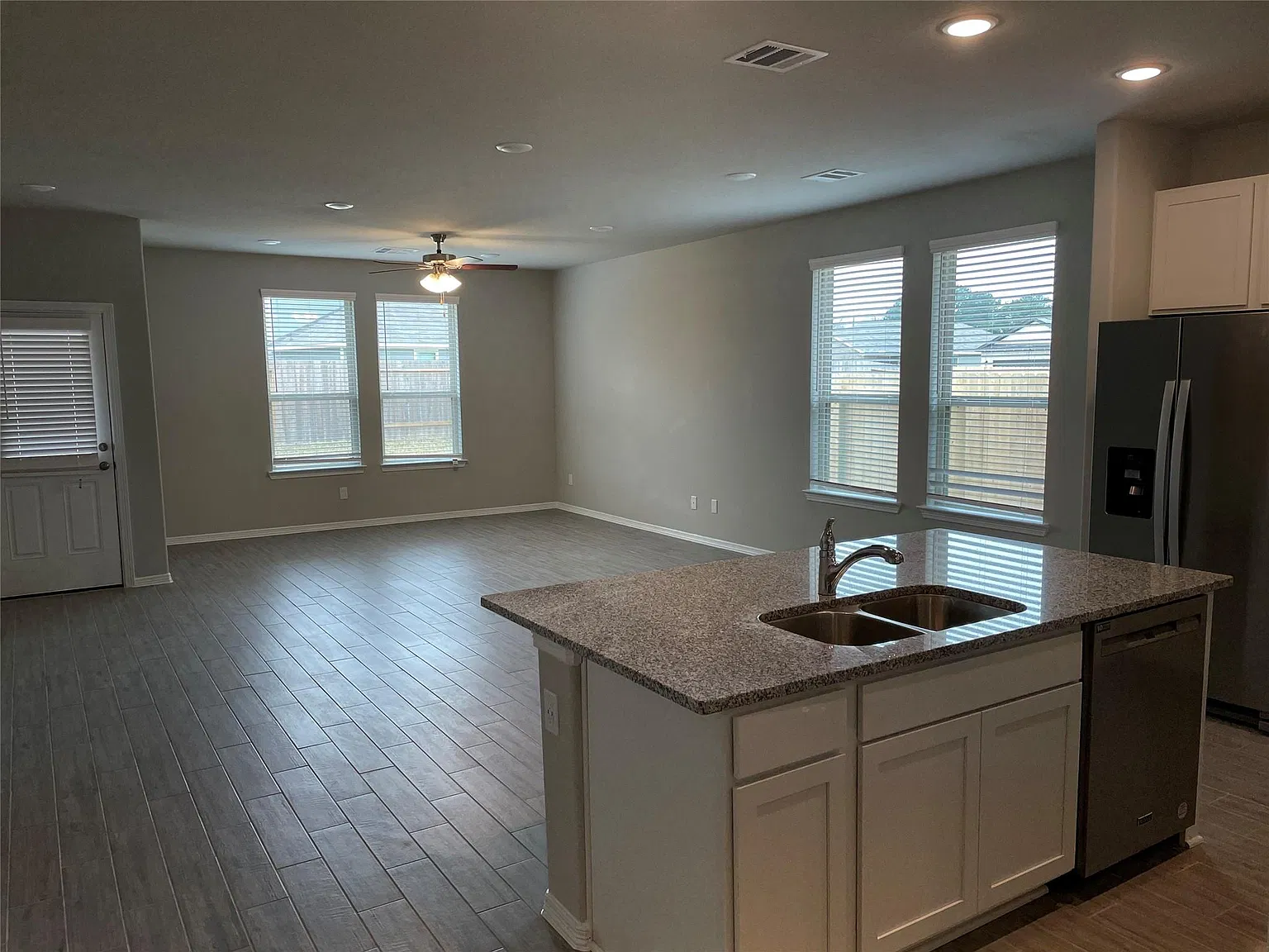 4 bed, 3.0 bath, 2017 sqft, $2,050 — Photo 3