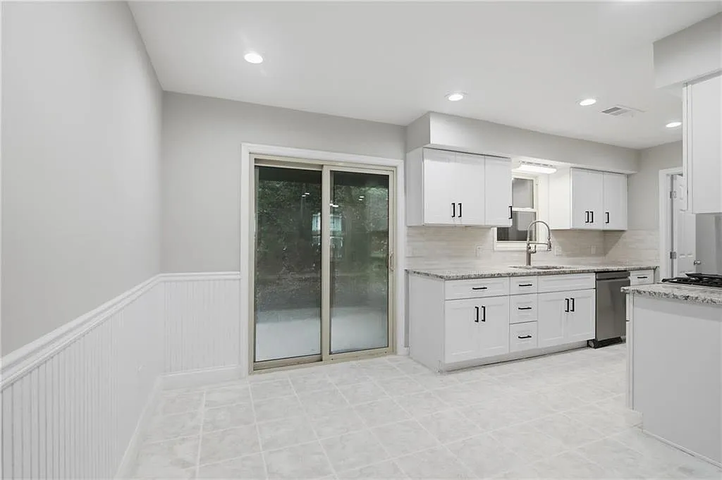 3 bed, 2.5 bath, 1320 sqft, $2,400 — Photo 3