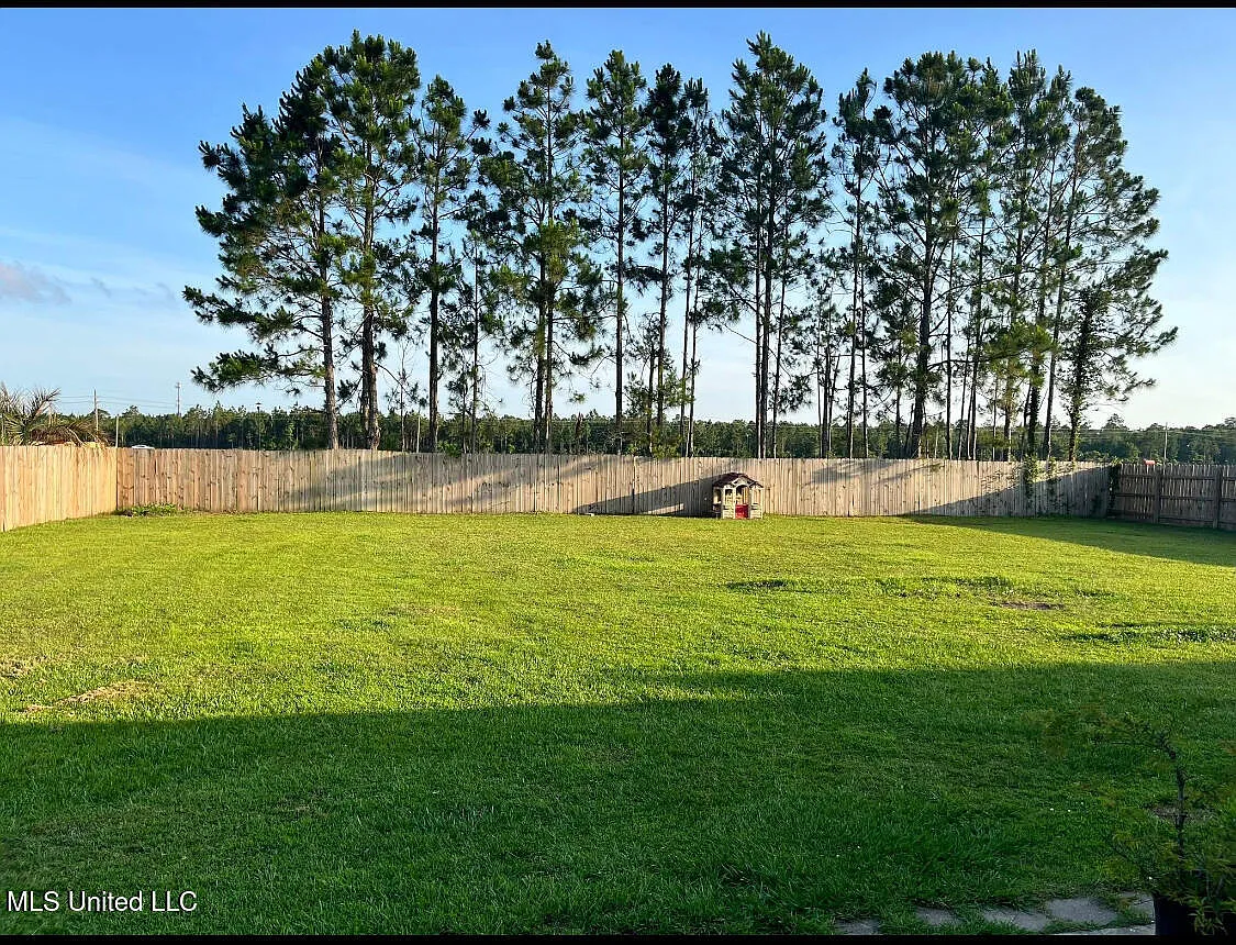 4 bed, 2.0 bath, 2500 sqft, $2,500 — Photo 3