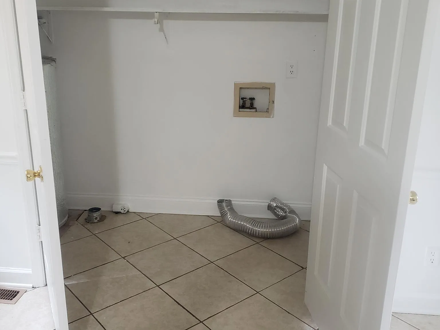 1523 Ridgewood Ave — Photo 4
