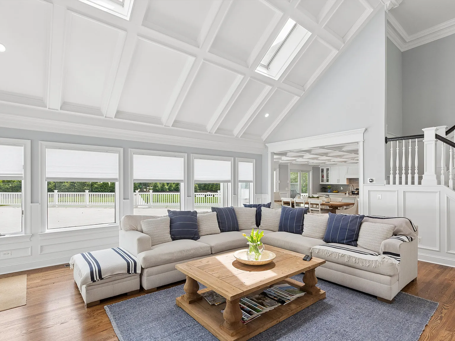 Gracious and Private Four bedroom home with Tennis and Pool — Photo 2