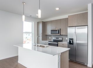 6081 10th St APT 203, Kenosha, WI 53144