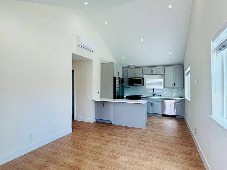 165 Tulip Ln #103 — Photo 4