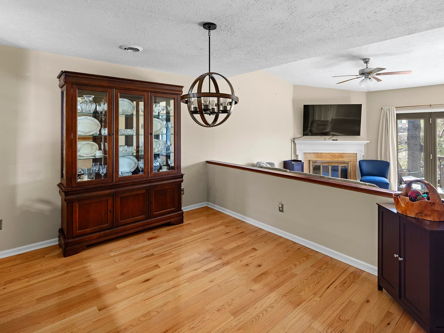 3 bed, 2058 sqft, $3,200 — Photo 3