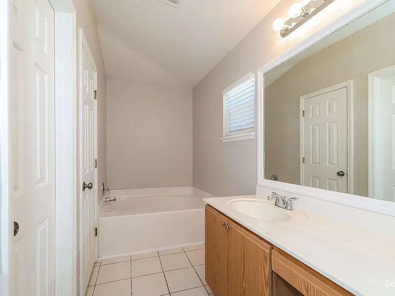 416 Elgin Blvd — Photo 11