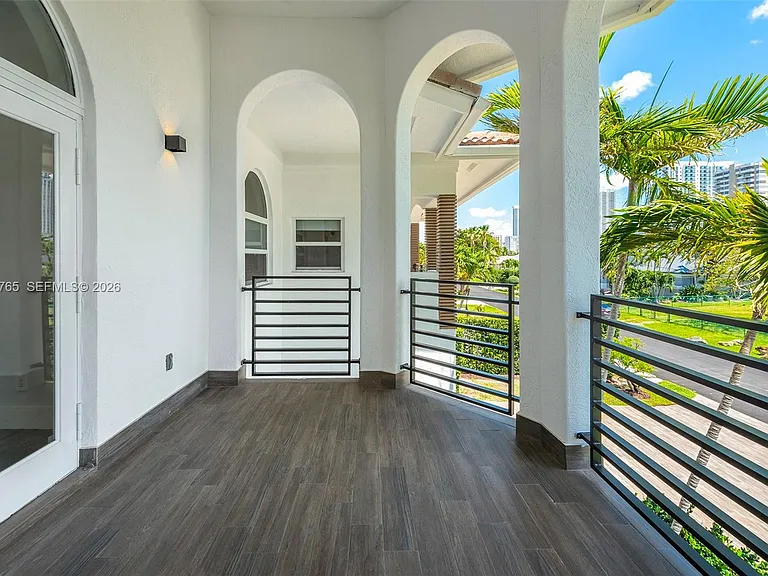 552 Palm Dr — Photo 45
