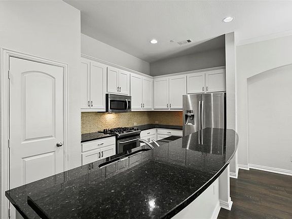 4th image of 5305 Locust Dr