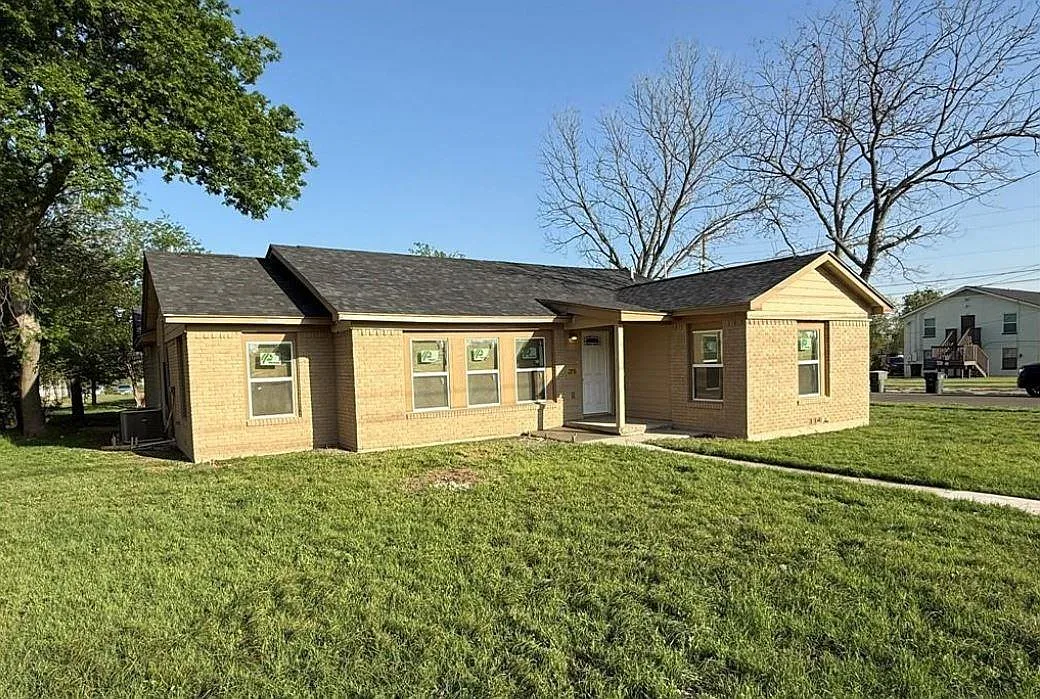 5 bed, 2.5 bath, 1677 sqft, $1,500 — Photo 1