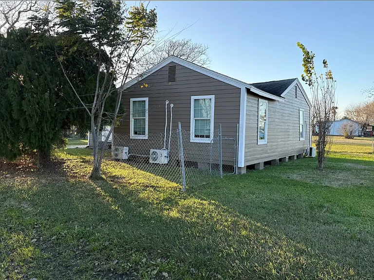 301 N Avenue C — Photo 14