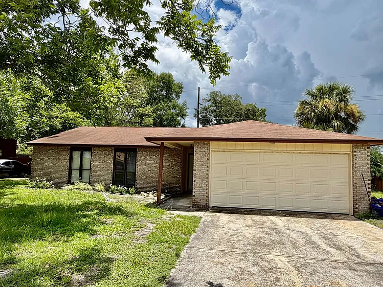 1745 Patricia Ln — Photo 1