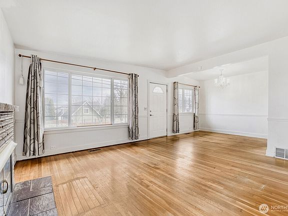 4th image of 17028 Larch Way