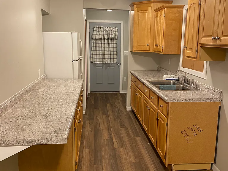 404 S Hennepin Ave — Photo 5