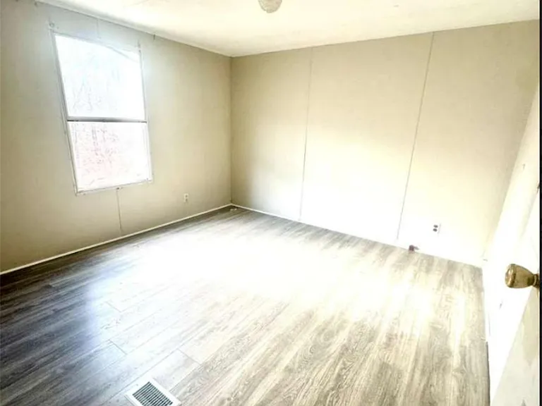 3037 Crenson Dr — Photo 2