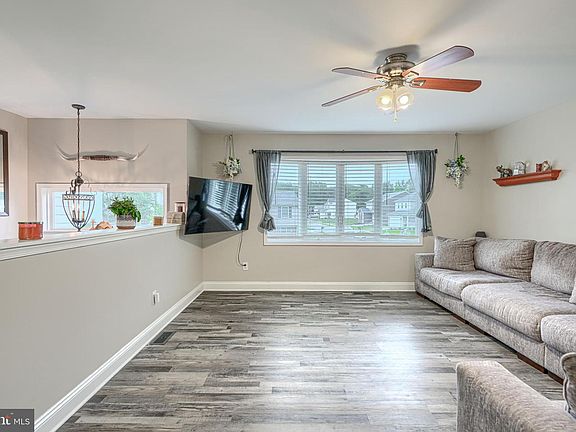 5th image of 72 Catalpa Dr