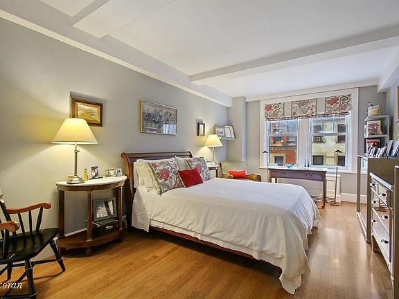4th image of 27 W 72nd St #510