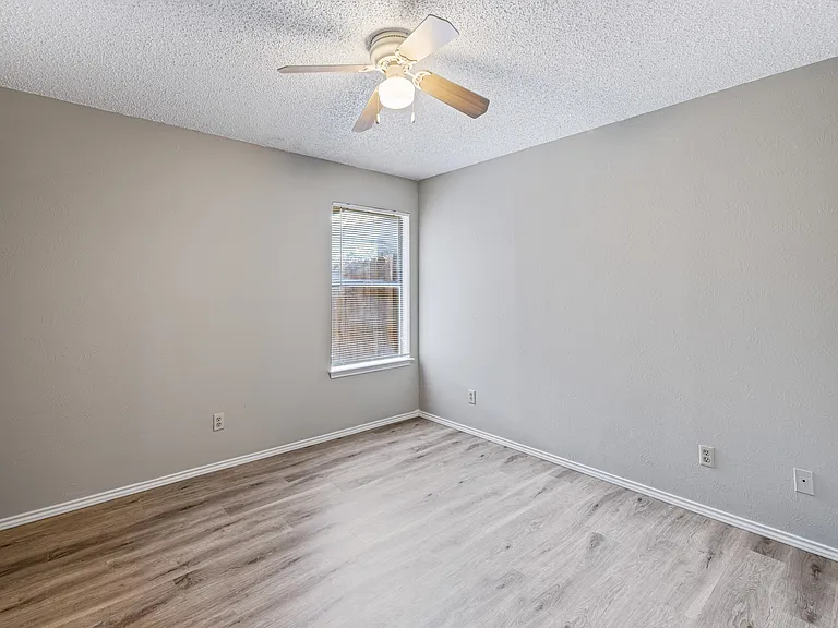 321 Gardenview St — Photo 4