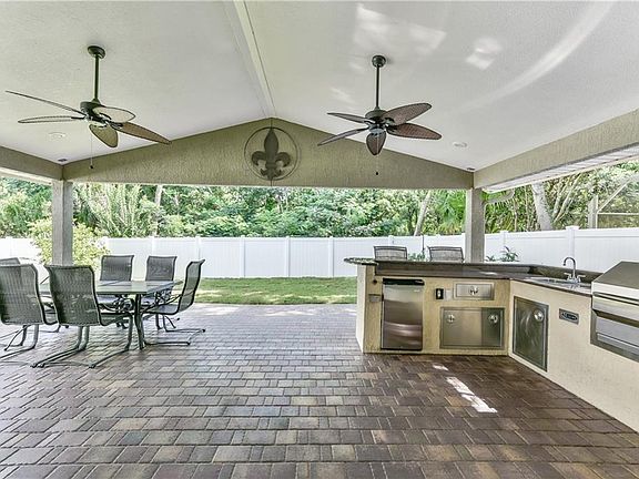 2nd image of 913 N Lake Claire Cir
