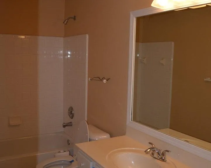 Full bathroom (2nd floor)