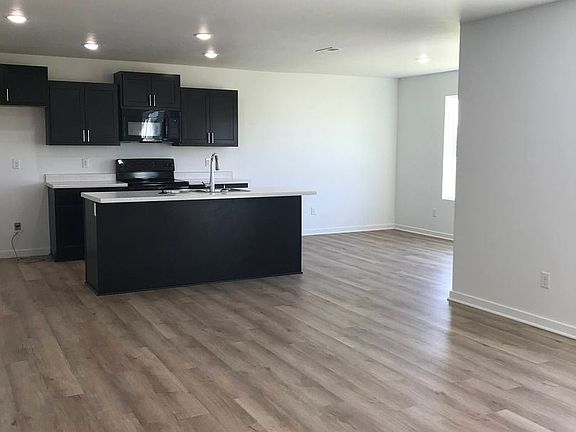 4th image of 597 S Sarah Ave