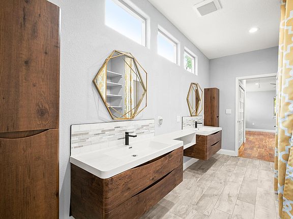 4th image of 10204 Oak Grove Cir