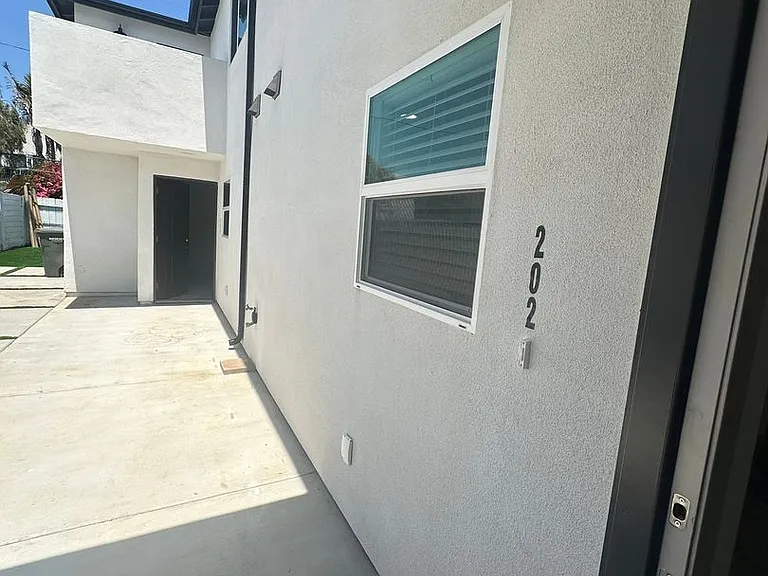 202-204 Calla Ave — Photo 33