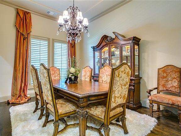 5th image of 905 Thornbury Ct