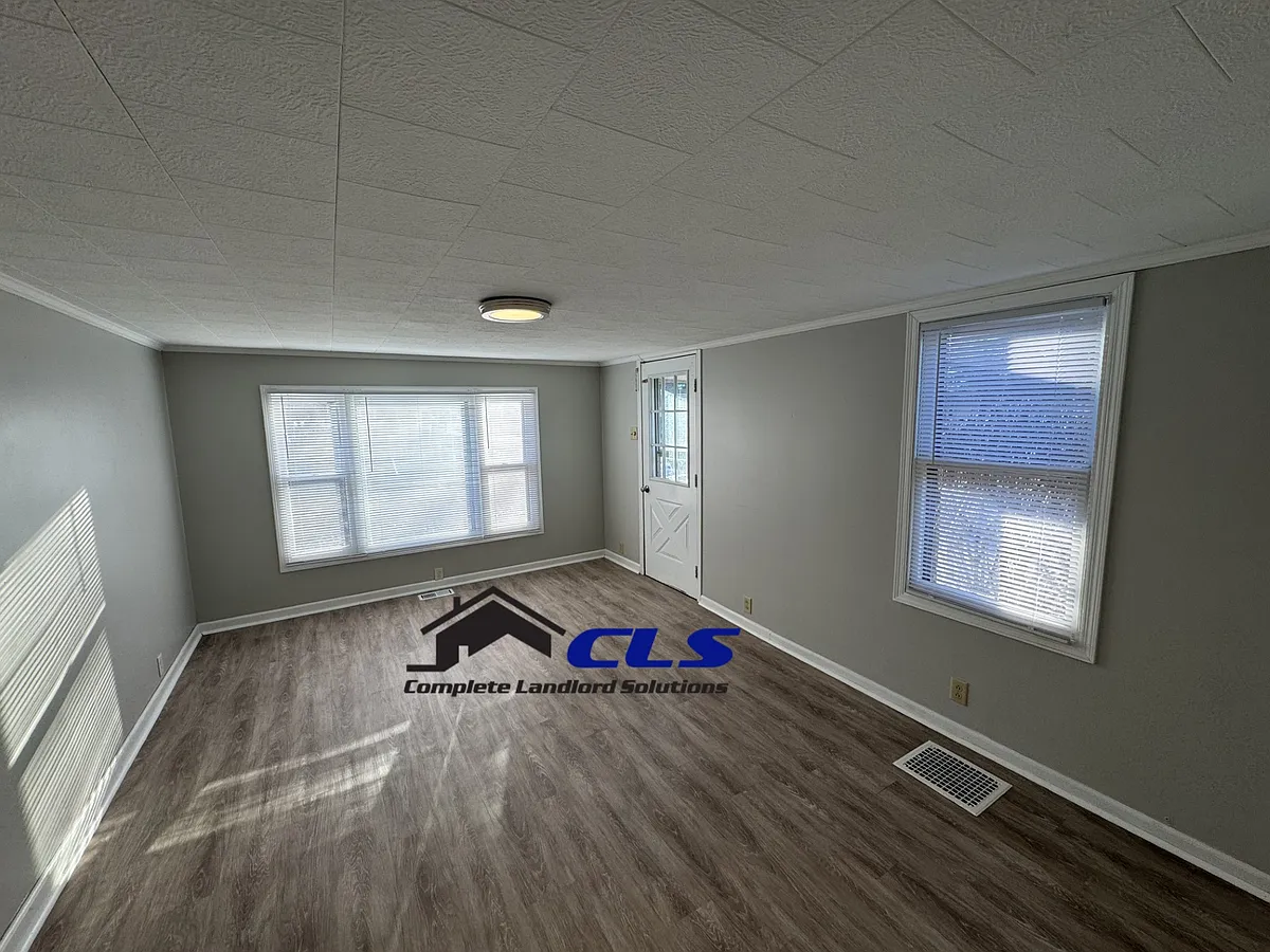 Living Room - Front Entry - 3100 N 14th St