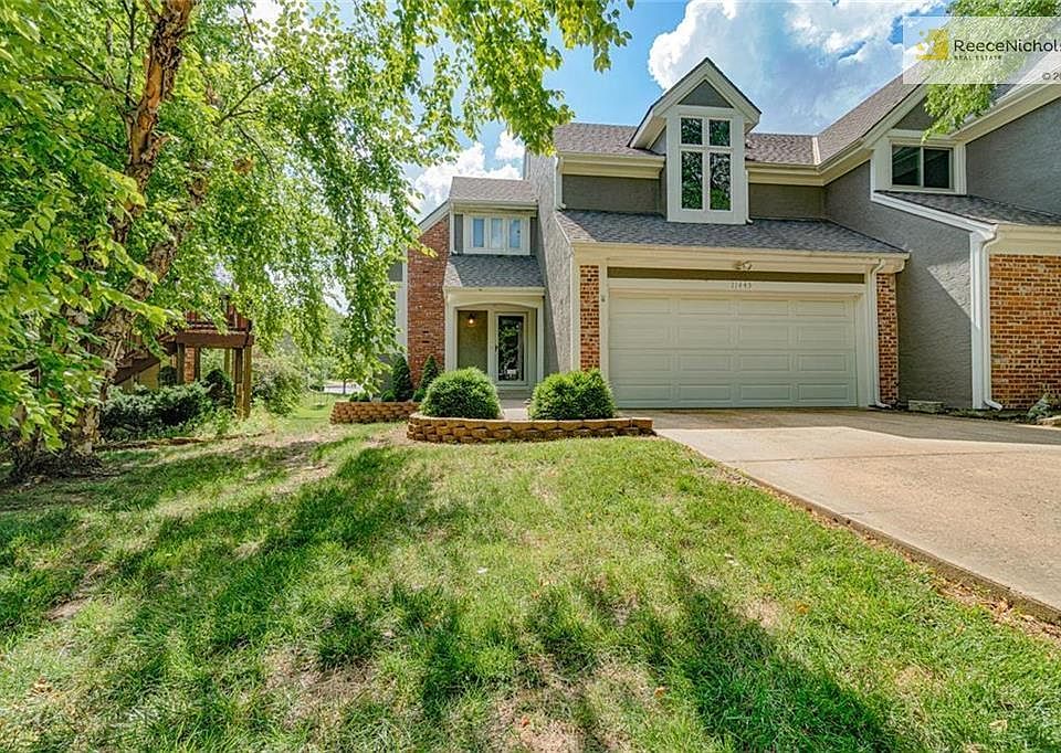 Beautiful half duplex w/2 car garage.