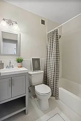 4th image of 61 W 62nd St Unit Res