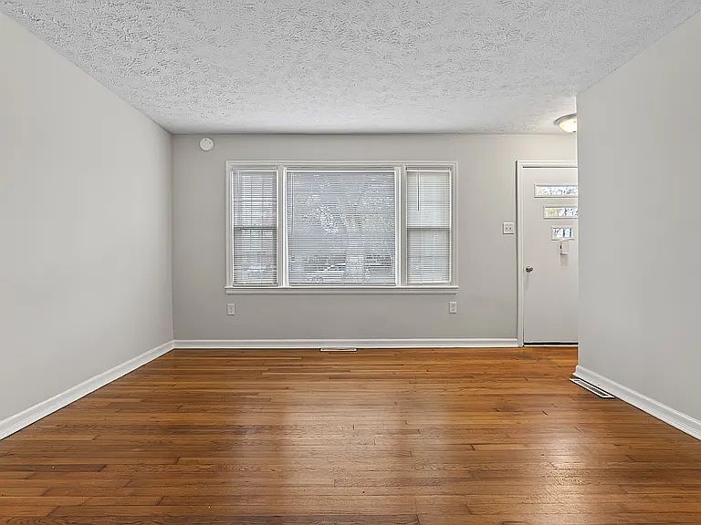 1st image of 702 Della Dr Unit 4