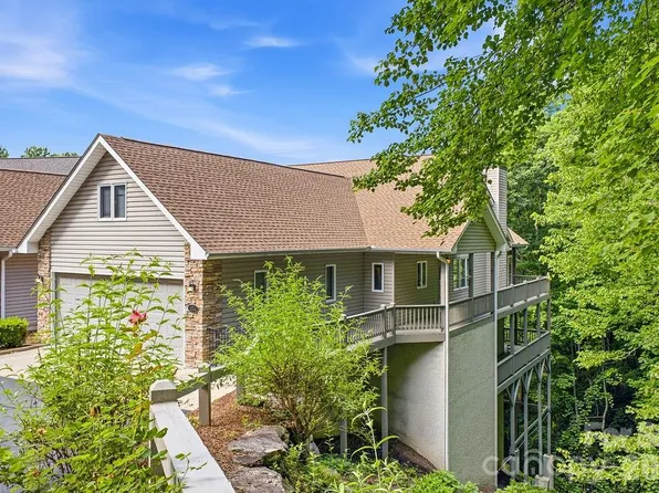 2204 E Cumming Woods Ln, Hendersonville, NC 28739