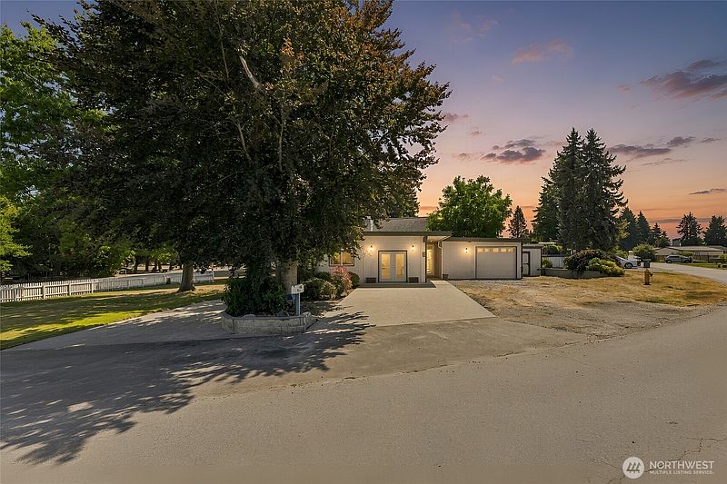 2nd image of 8610 Sequoia Court SE