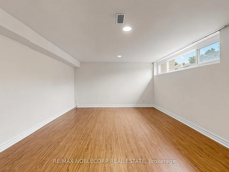8 Summerfield Cres — Photo 34