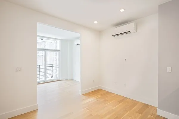 Rented by EXR | media 27