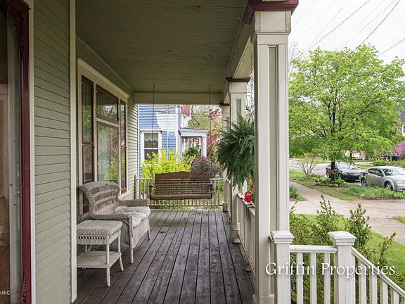 4th image of 624 Fountain St NE