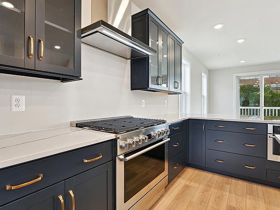 5th image of 3589 Aster St