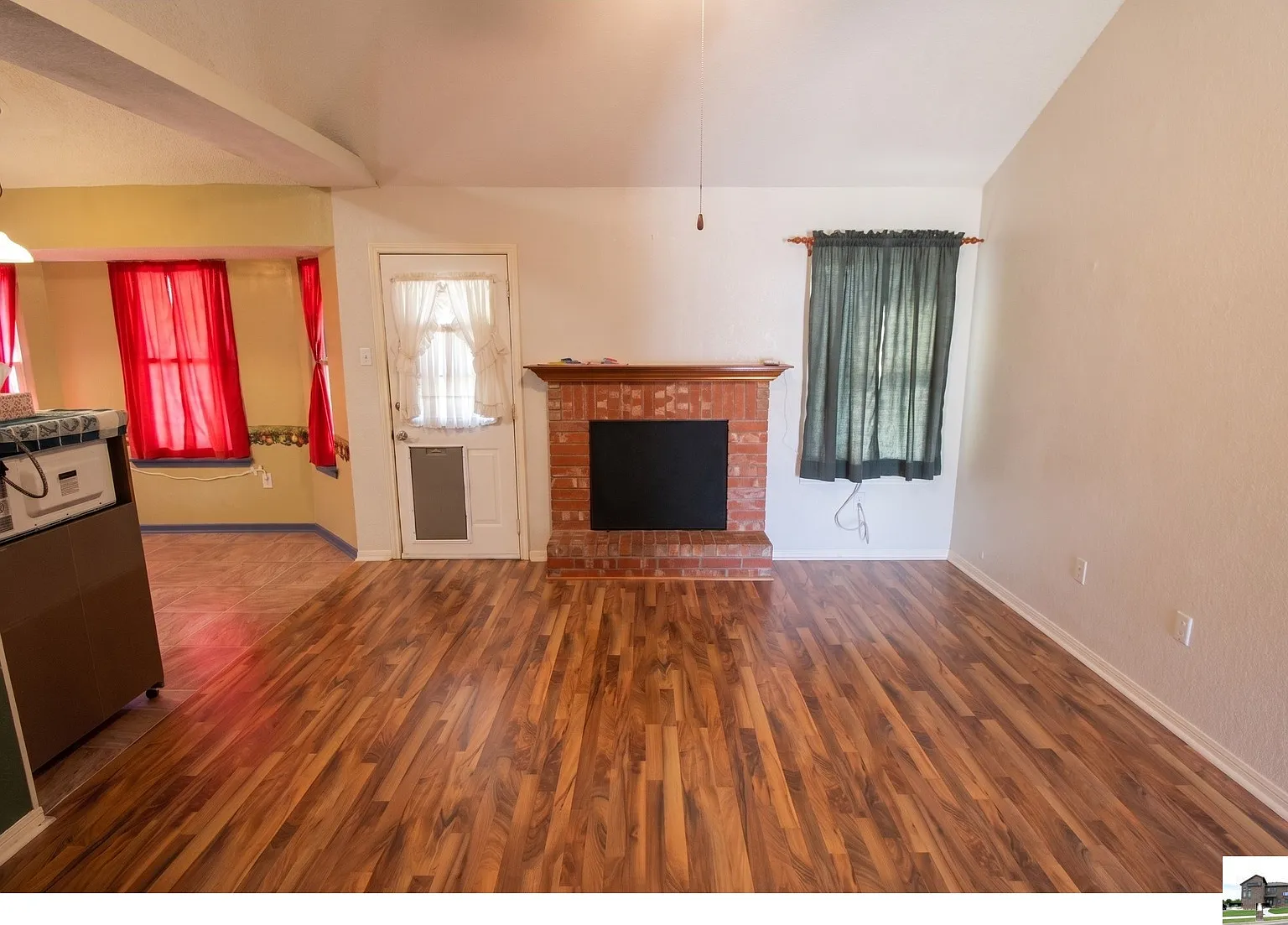 3 bed, 2.0 bath, 1101 sqft, $1,000 — Photo 2