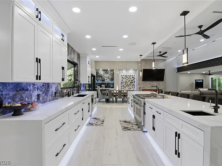 300 E Lacy Ln — Photo 17