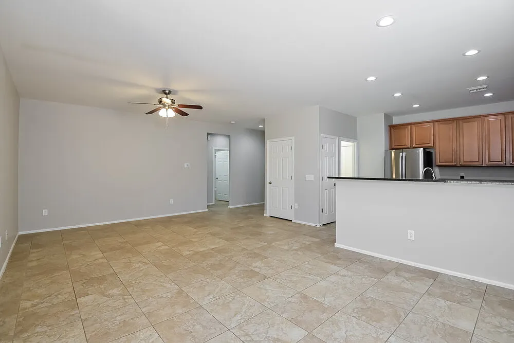 3 bed, 2.0 bath, 1400 sqft, $2,040 — Photo 3