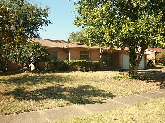 2nd image of 916 Emberwood Dr