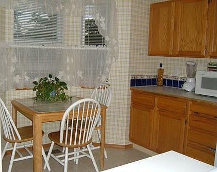 eating area in kitchen